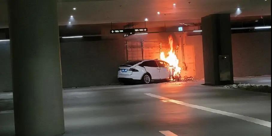北京一特斯拉发生撞楼意外,车主称突然失控(图4) 北京一特斯拉发生撞楼意外,车主称突然失控(图4)