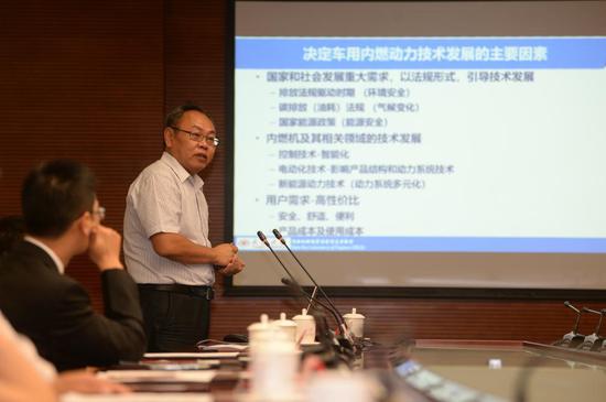 陈清泉院士谈汽车产业创新:要掌握核心技术和人才(图3) 尧命发教授。
